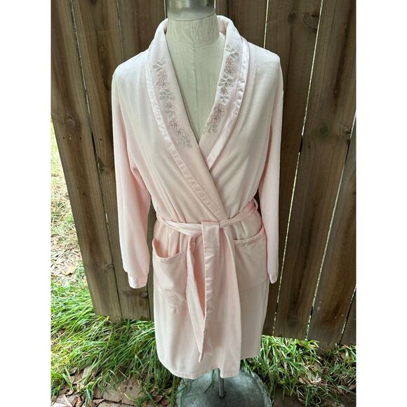 MISS ELAINE VELOUR  FLORAL EMBROIDERED WRAP ROBE  Pink M NWOT Flaw - Picture 1 of 6